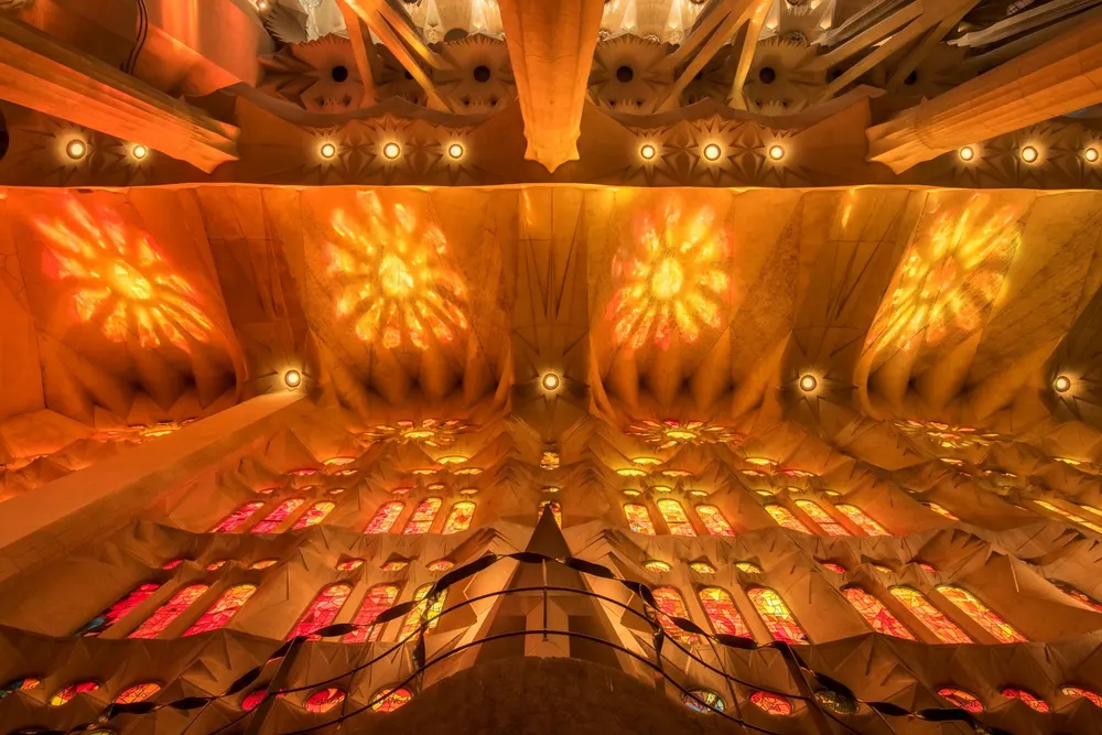 Sagrada Família'nın renkli ışığında
