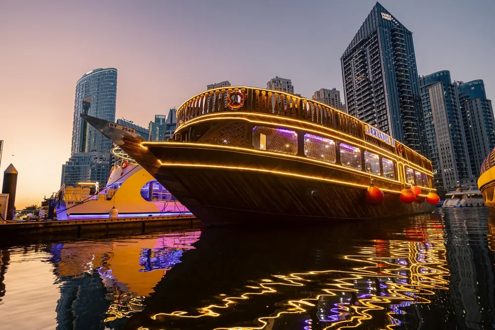 Dhow Cruise Dinner: Işıklı Marina'da geleneksel gemide akşam yemeği