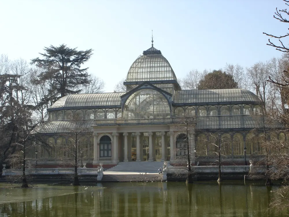 Retiro Parkı'nda göl kıyısında