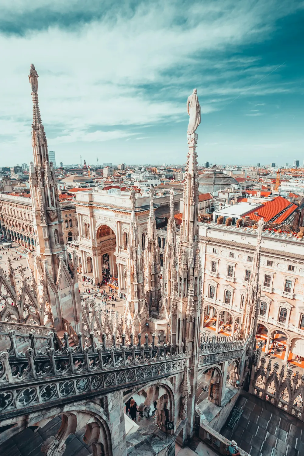 Duomo'nun mermer çatısında yürüyün
