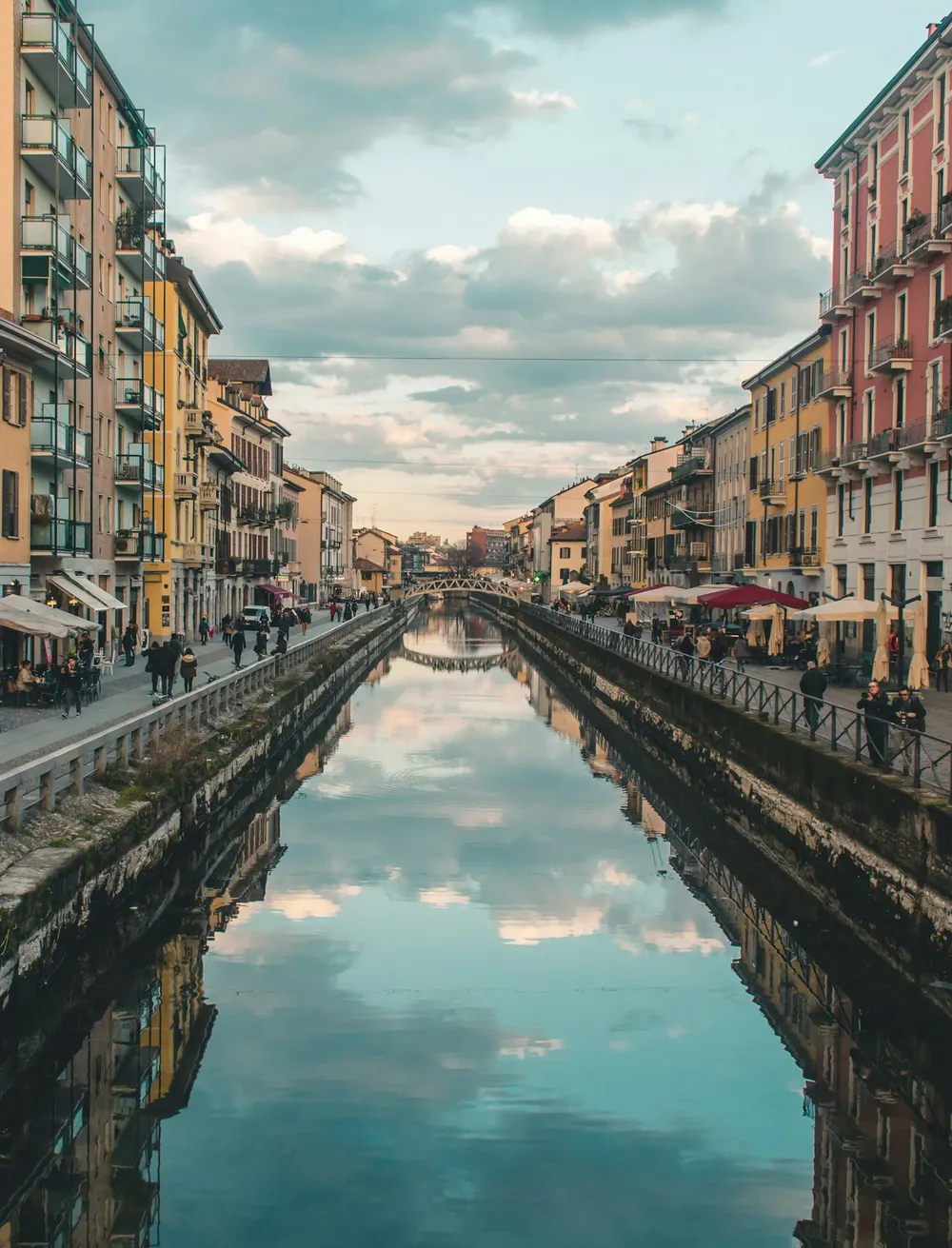 Navigli'de kanal kıyısında akşam yemeği