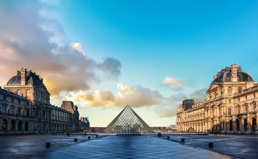Louvre'un cam piramidinin altında