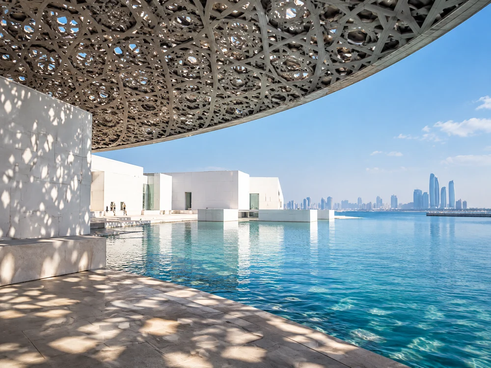 Louvre Abu Dhabi: Işık yağmurlu kubbenin altında sanat